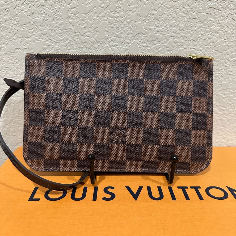 AUTHENTIC LOUIS VUITTON Damier Ebene
Neverfull PM Pouch